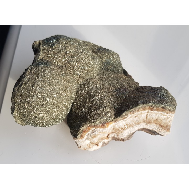 Okaz barytu pokrytego markasytem z LGOM