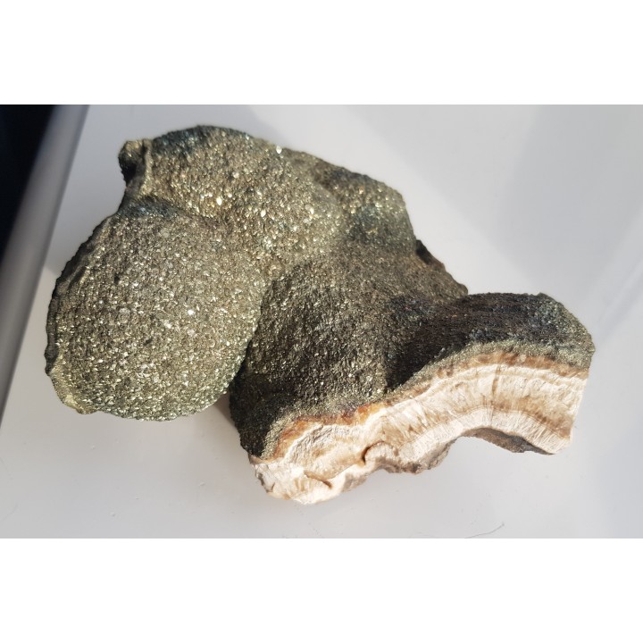 Okaz barytu pokrytego markasytem z LGOM