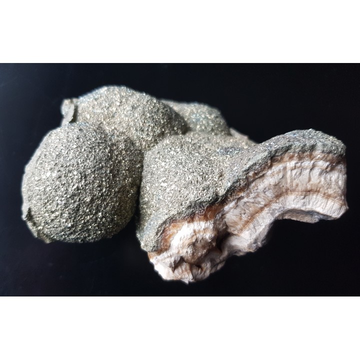 Okaz barytu pokrytego markasytem z LGOM