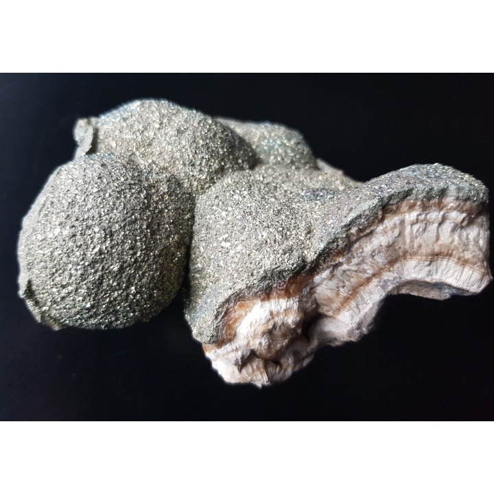 Okaz barytu pokrytego markasytem z LGOM