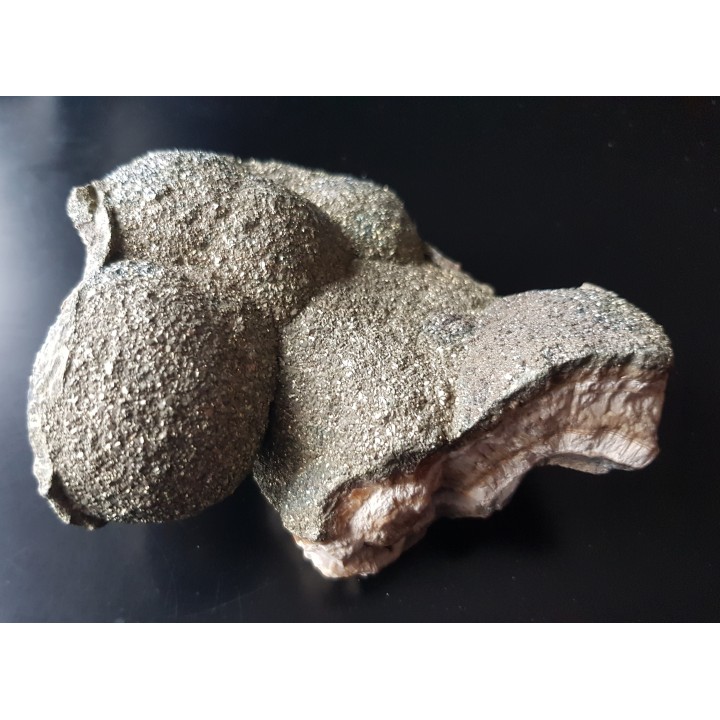 Okaz barytu pokrytego markasytem z LGOM