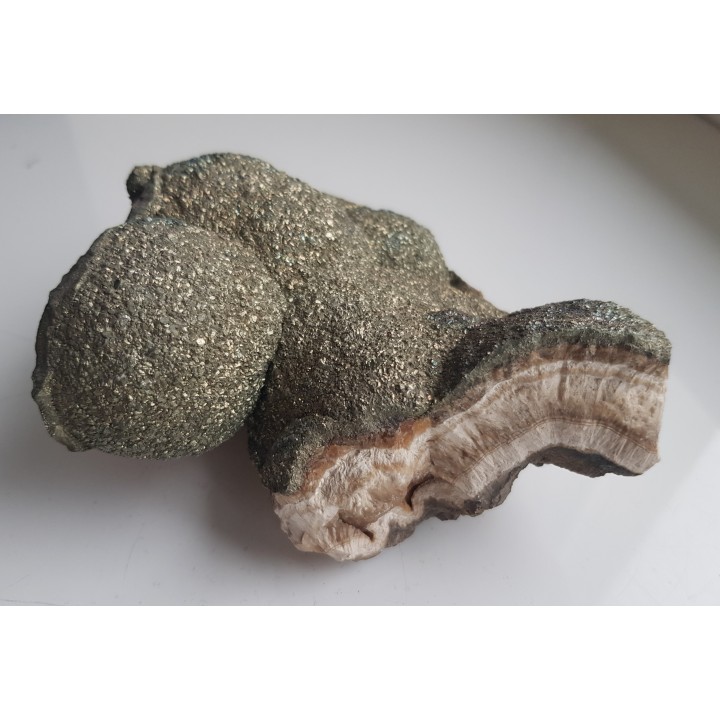 Okaz barytu pokrytego markasytem z LGOM