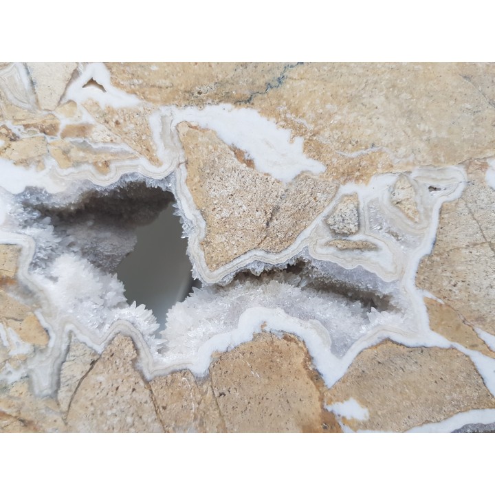 Ozdobny dolomit z kawerną ze Sławniowic