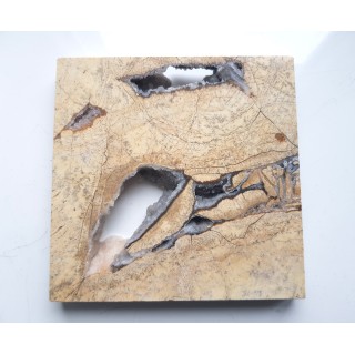 Ozdobny dolomit z kawerną ze Sławniowic