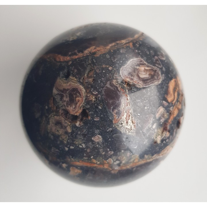 Piękna kula z rudy wstęgowej z Kosowa