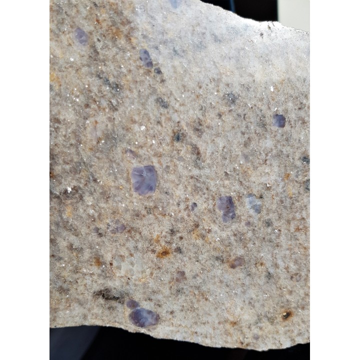 Płyta wyjątkowego gnejsu z fioletowymi blastami kwarcu
