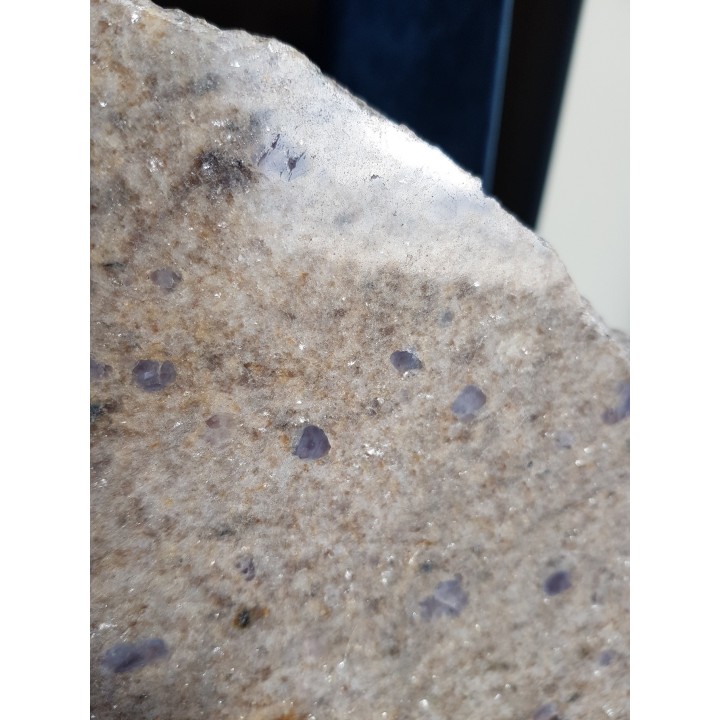 Płyta wyjątkowego gnejsu z fioletowymi blastami kwarcu