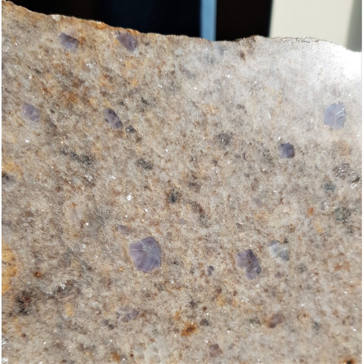 Płyta wyjątkowego gnejsu z fioletowymi blastami kwarcu