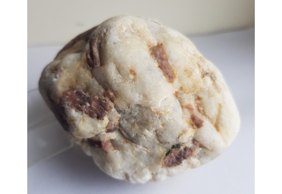 Andaluzyt w kwarcu