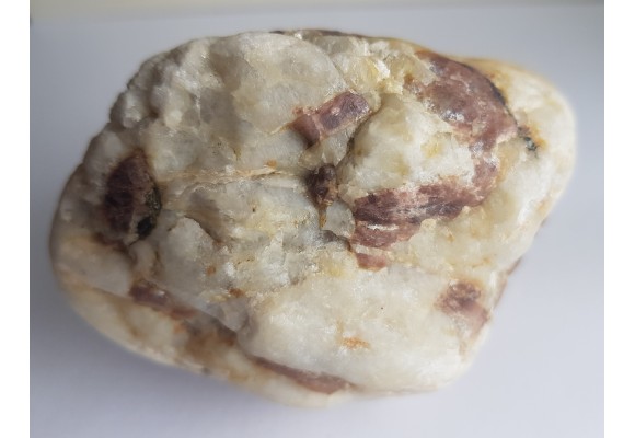Andaluzyt w kwarcu