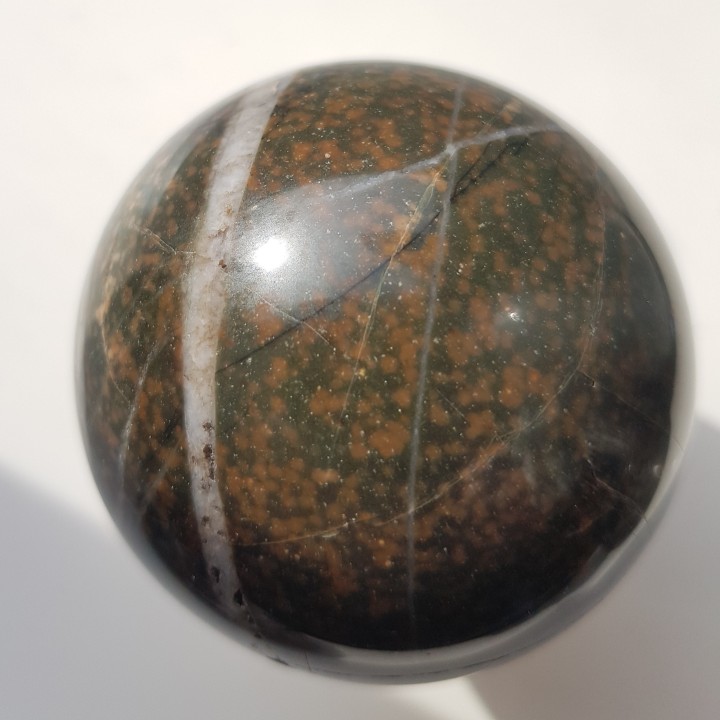 Kula z wyjątkowej skały - adinolu z okolic Wałbrzycha