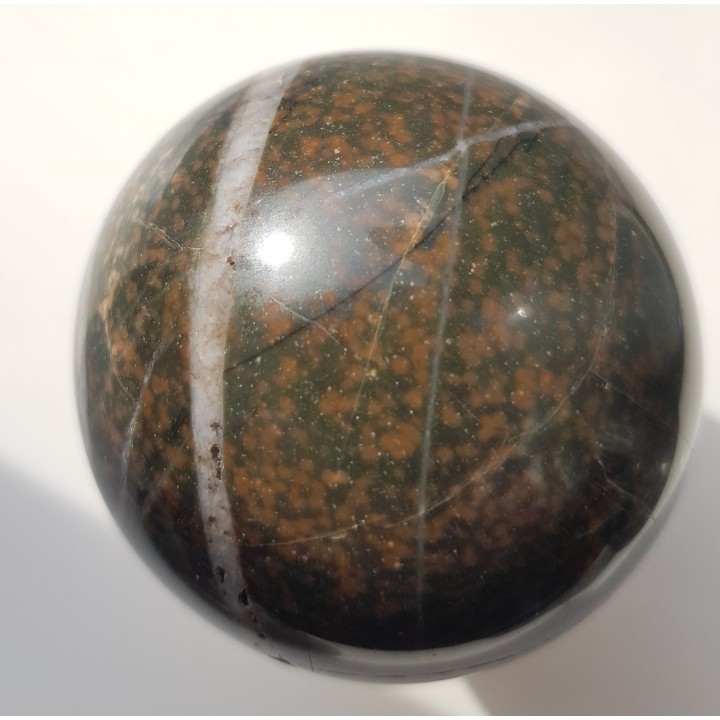 Kula z wyjątkowej skały - adinolu z okolic Wałbrzycha