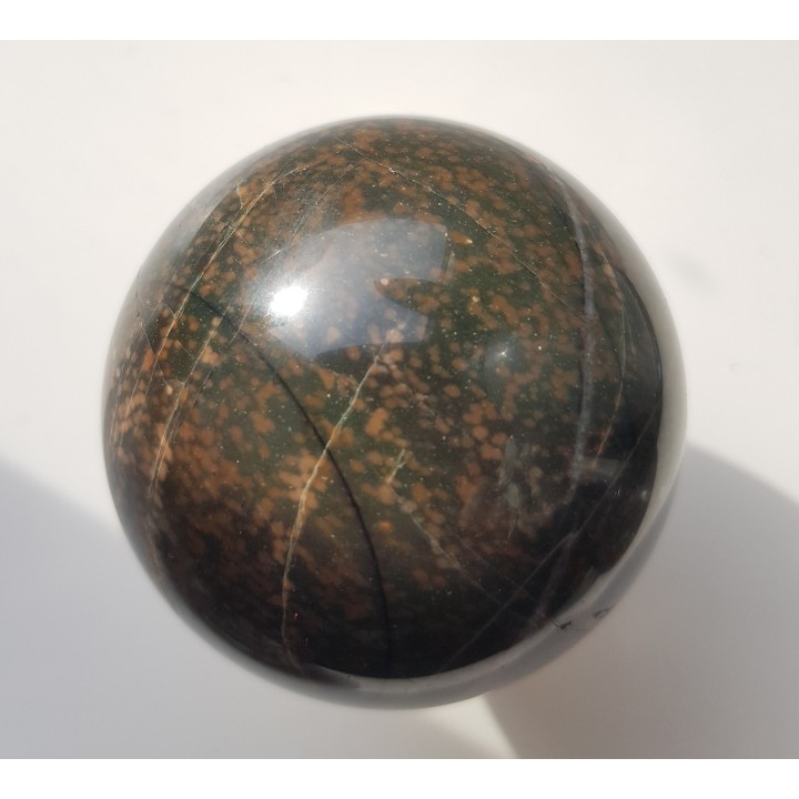 Kula z wyjątkowej skały - adinolu z okolic Wałbrzycha