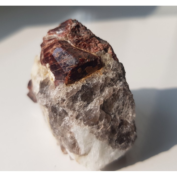 Duży, pięknie wykształcony granat w pegmatycie z Piławy Grn.