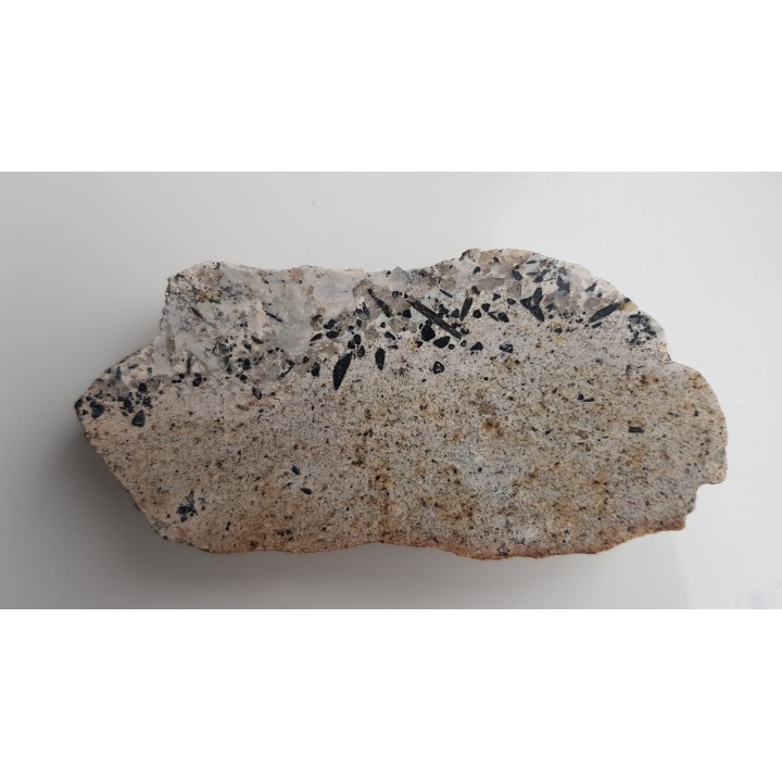 Polerowany okaz aplitu z góry Lisiec k. Strzegomia