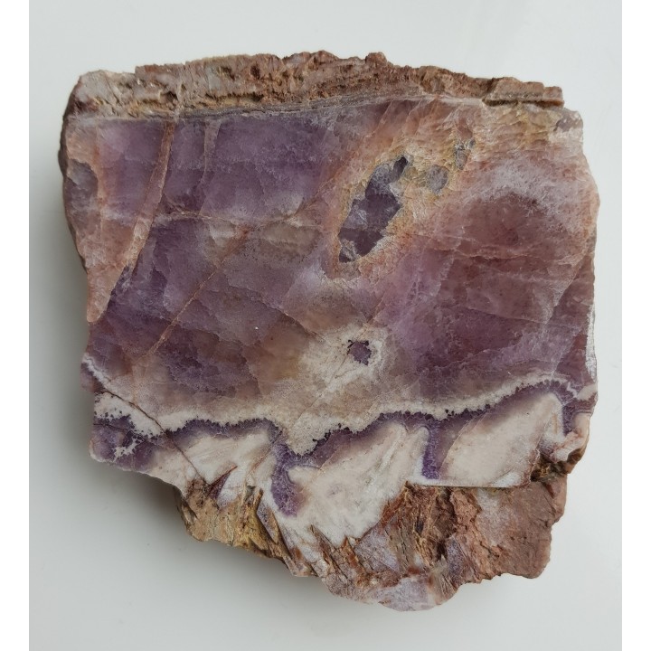 Intensywnie zabarwiony kwarc ametystowy w żyle