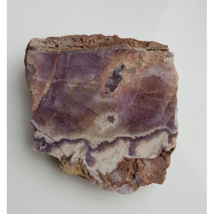 Intensywnie zabarwiony kwarc ametystowy w żyle