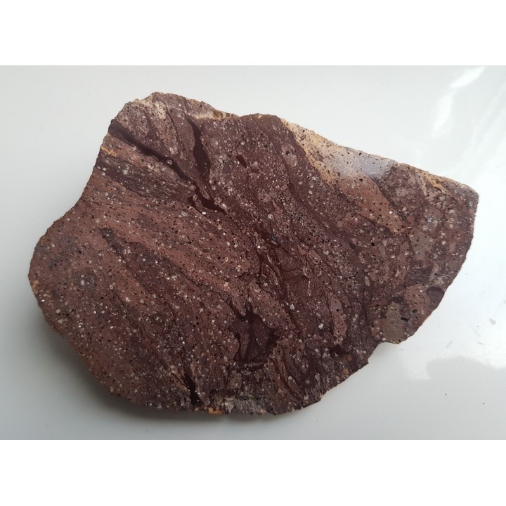 Okaz ryolitu z Gór Kaczawskich z iryzującymi skaleniami