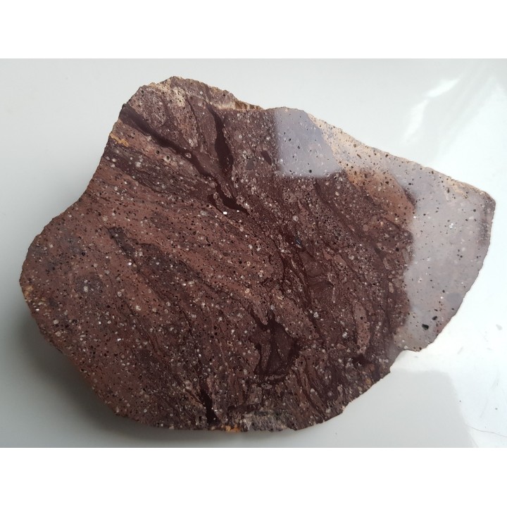 Okaz ryolitu z Gór Kaczawskich z iryzującymi skaleniami