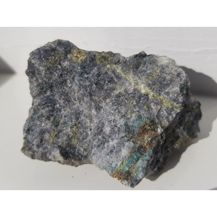 Skapolit i chalkopiryt w skarnie ze Svappavaary, Norrbotten (Szwecja)