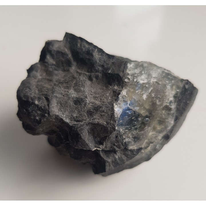 Prakryształ przezroczystego plagioklazu z bazaltu