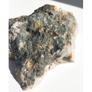 Wachlarzowe skupienia kryształów amfiboli z Kotliny k. Świeradowa Zdr.