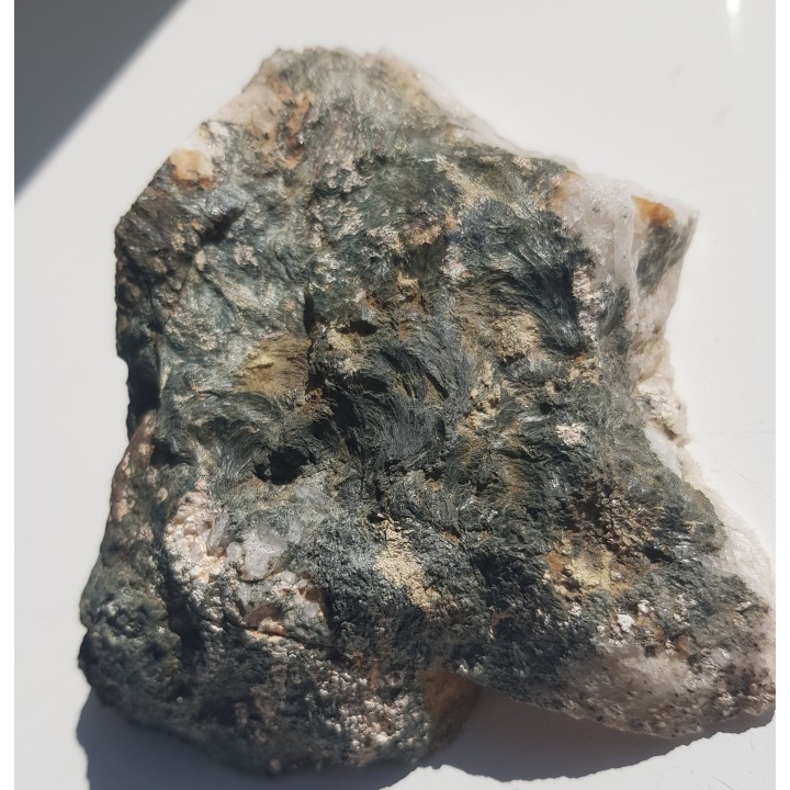 Wachlarzowe skupienia kryształów amfiboli z Kotliny k. Świeradowa Zdr.