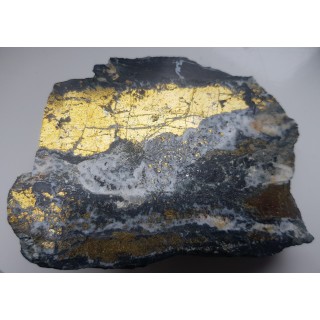 Polerowany fragment żyły kruszcowej z Miedzianki sudeckiej