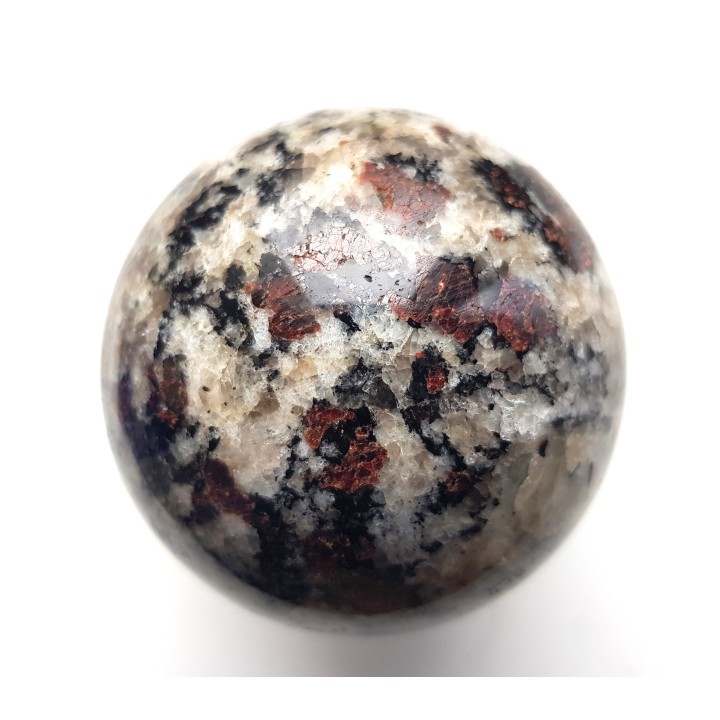 Kula z jasnego granulitu znad jeziora Inari w Finlandii