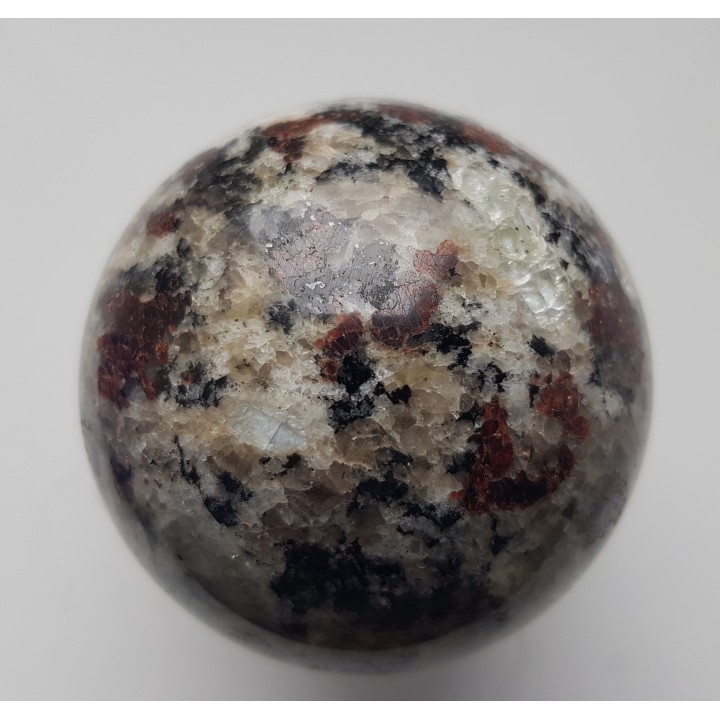 Kula z jasnego granulitu znad jeziora Inari w Finlandii