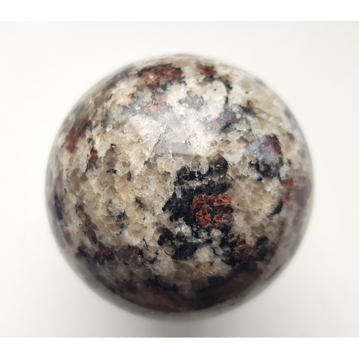 Kula z jasnego granulitu znad jeziora Inari w Finlandii