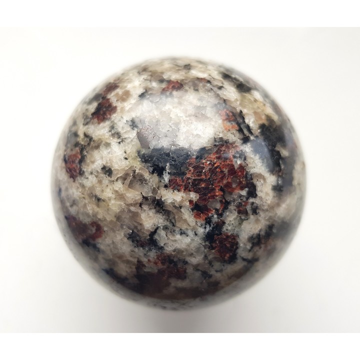 Kula z jasnego granulitu znad jeziora Inari w Finlandii