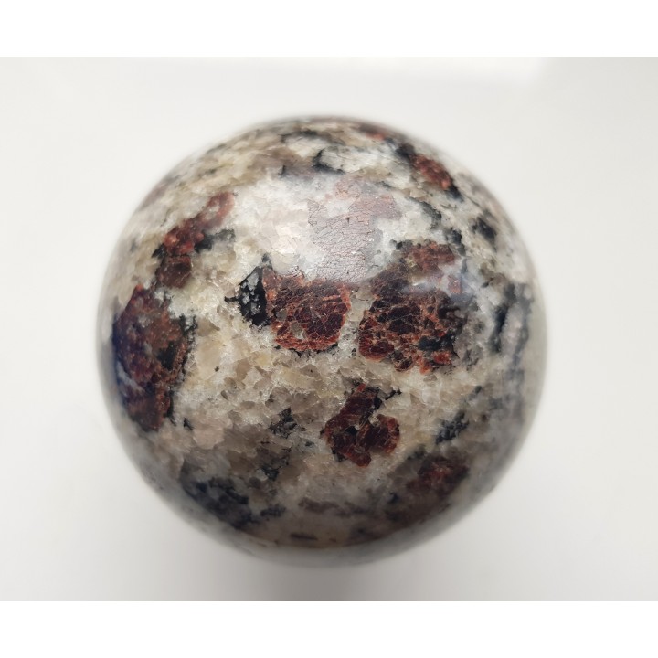 Kula z jasnego granulitu znad jeziora Inari w Finlandii