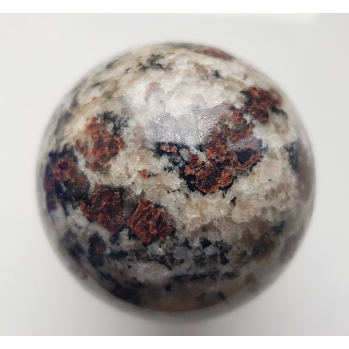 Kula z jasnego granulitu znad jeziora Inari w Finlandii