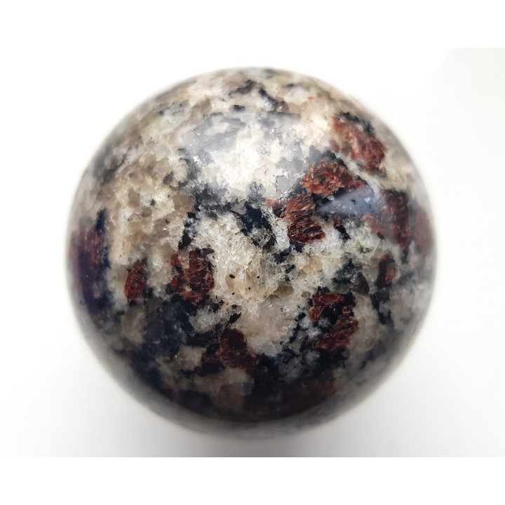 Kula z jasnego granulitu znad jeziora Inari w Finlandii