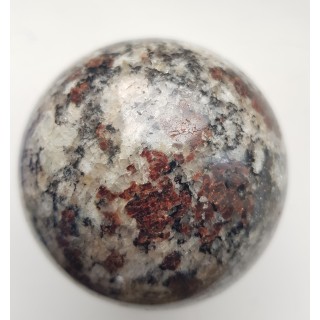 Kula z jasnego granulitu znad jeziora Inari w Finlandii