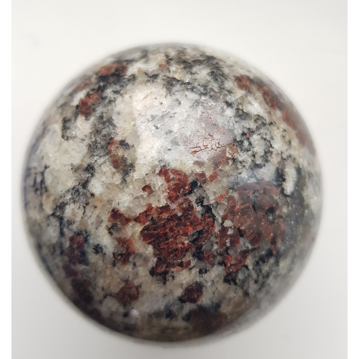 Kula z jasnego granulitu znad jeziora Inari w Finlandii