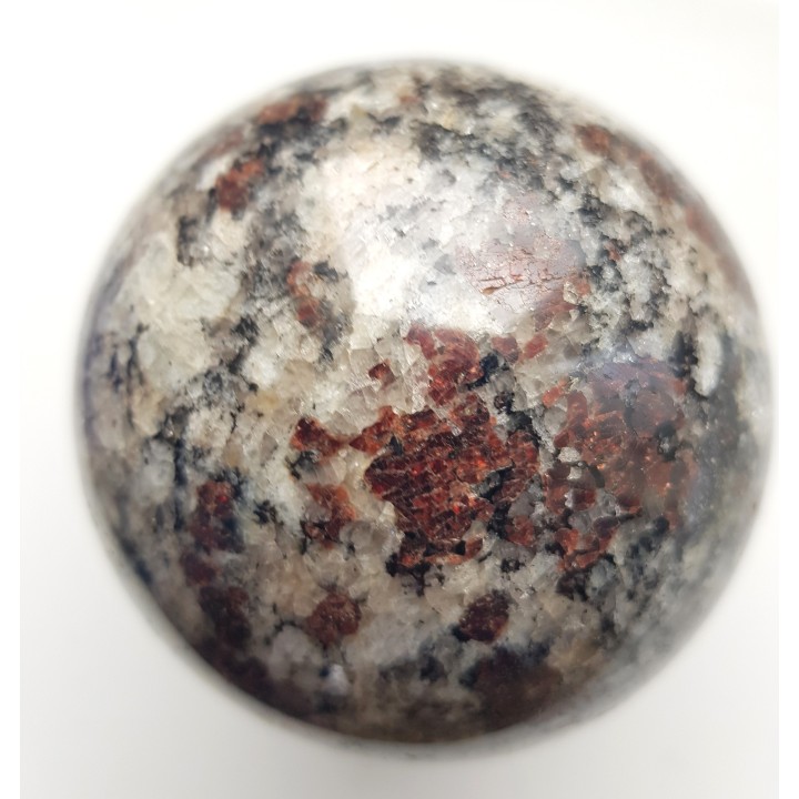 Kula z jasnego granulitu znad jeziora Inari w Finlandii