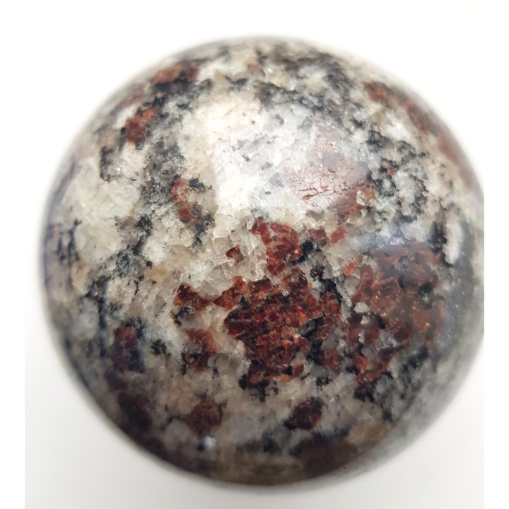 Kula z jasnego granulitu znad jeziora Inari w Finlandii