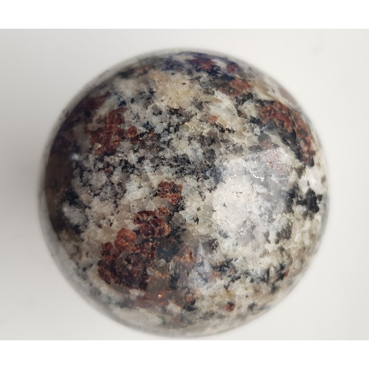 Kula z jasnego granulitu znad jeziora Inari w Finlandii