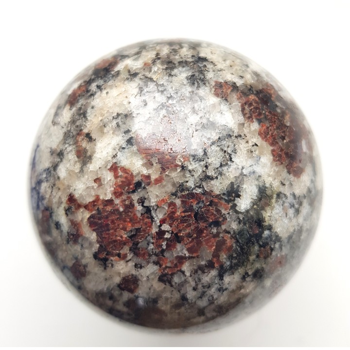 Kula z jasnego granulitu znad jeziora Inari w Finlandii