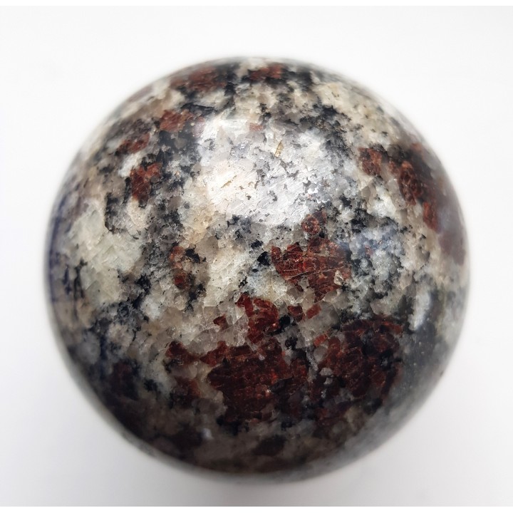 Kula z jasnego granulitu znad jeziora Inari w Finlandii