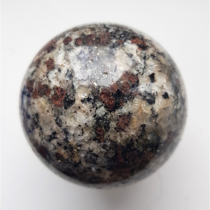 Kula z jasnego granulitu znad jeziora Inari w Finlandii