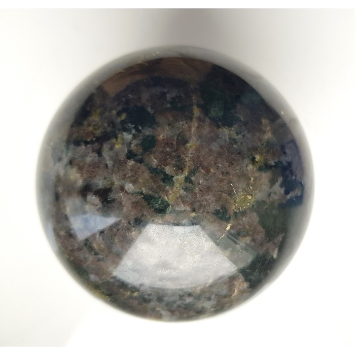Unikatowa kula ze skapolitu, świeci w UV