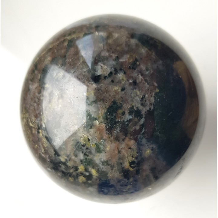Unikatowa kula ze skapolitu, świeci w UV
