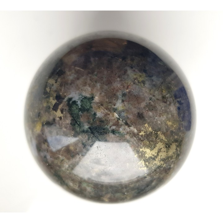 Unikatowa kula ze skapolitu, świeci w UV