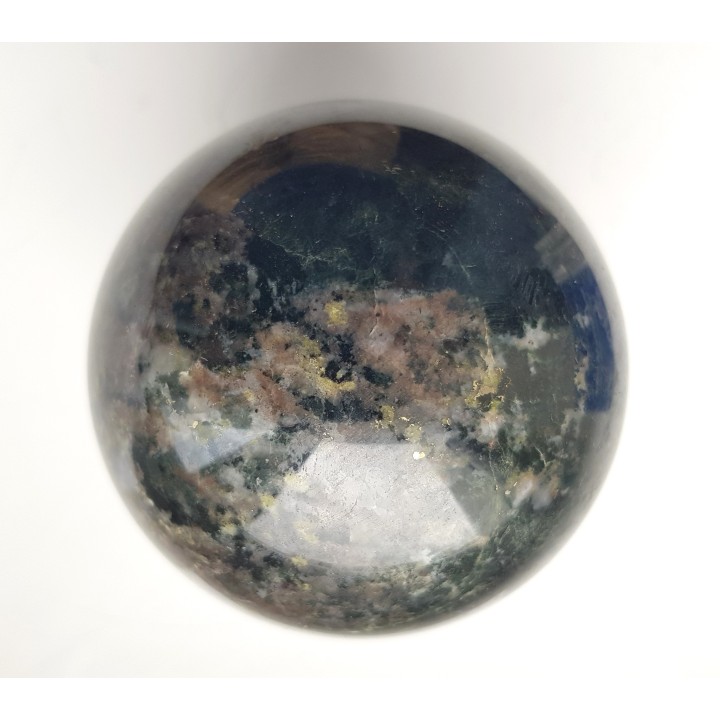 Unikatowa kula ze skapolitu, świeci w UV